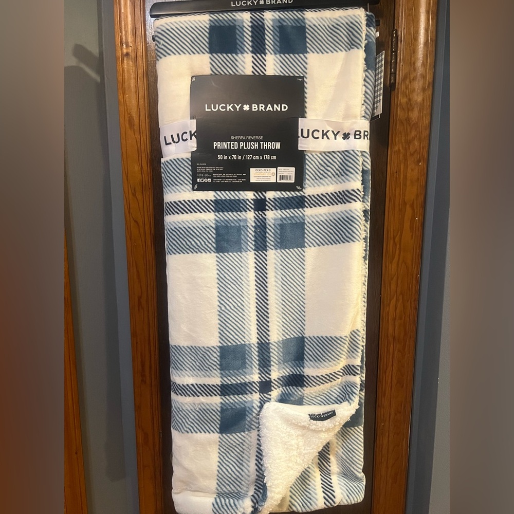 NWT Lucky Brand Palmdale White with Light Blue Plaid 50"x70" Microfiber Throw